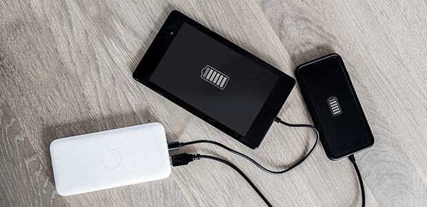 Oplad flere enheder på samme tid med denne trådløse powerbank