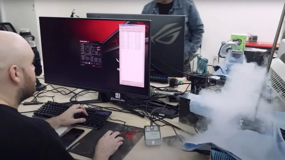 Her når de dristige overclockere frekvensen 9 GHz. Dampen, du kan se til højre, skyldes den flydende helium, som nedkølede processoren til -250 grader celcius.