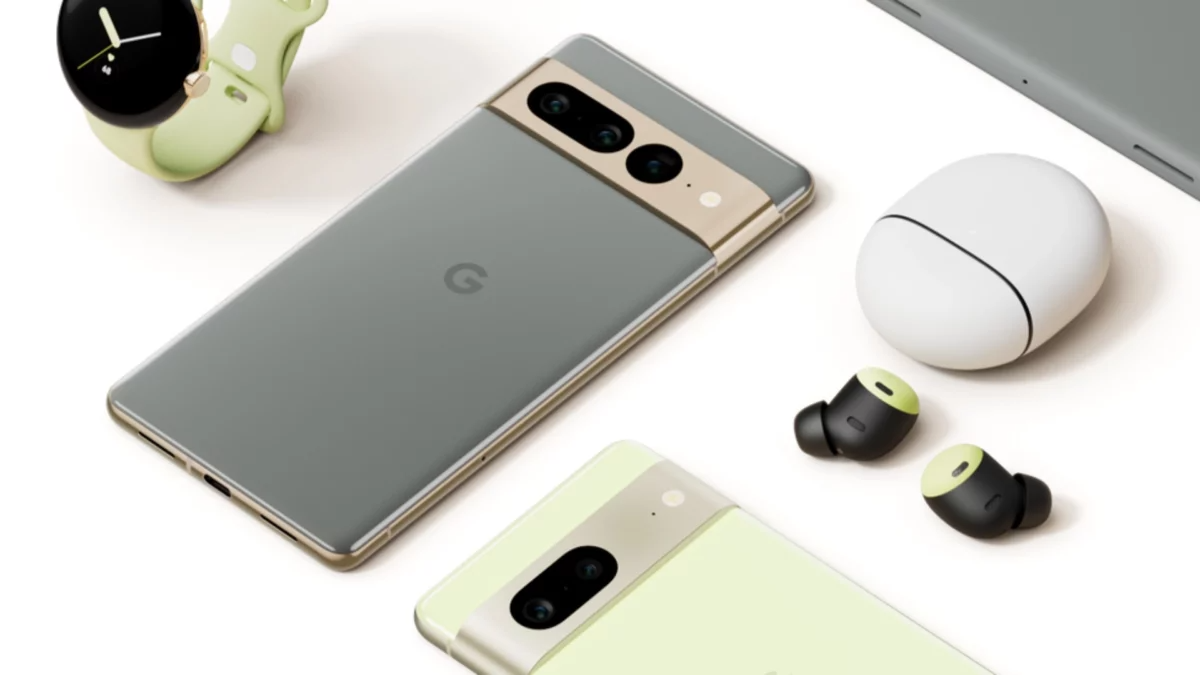 Her ses telefonerne Google Pixel 7 Pro og Google Pixel 7 med de trådløse høretelefoner Pixel Buds Pro.