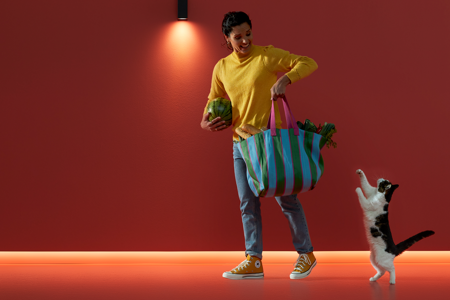 En kvinde går rundt med en kat og bliver opfanget af Wiz SpaceSense-teknologi.