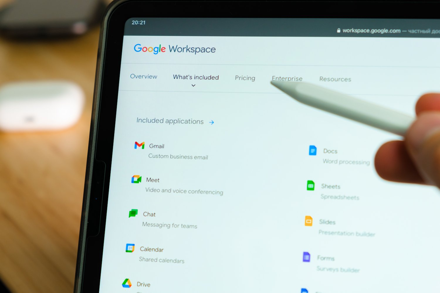 Googlen palveluihin kuuluvat muun muassa Gmail, Drive, Docs ja Sheets, ja niitä käyttävät miljoonat ihmiset ympäri maailmaa.