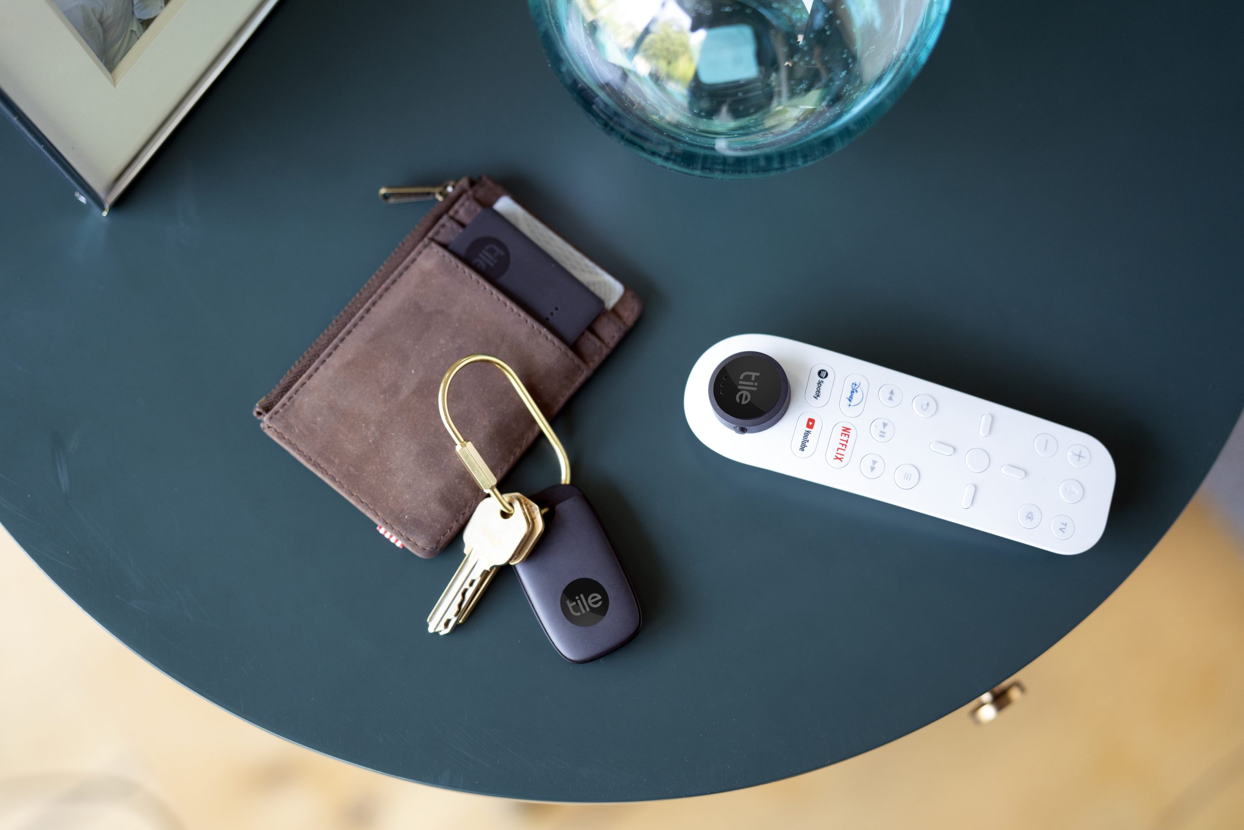 Tile-paikannin lompakkoon, avaimenperään ja kaukosäätimeen.
