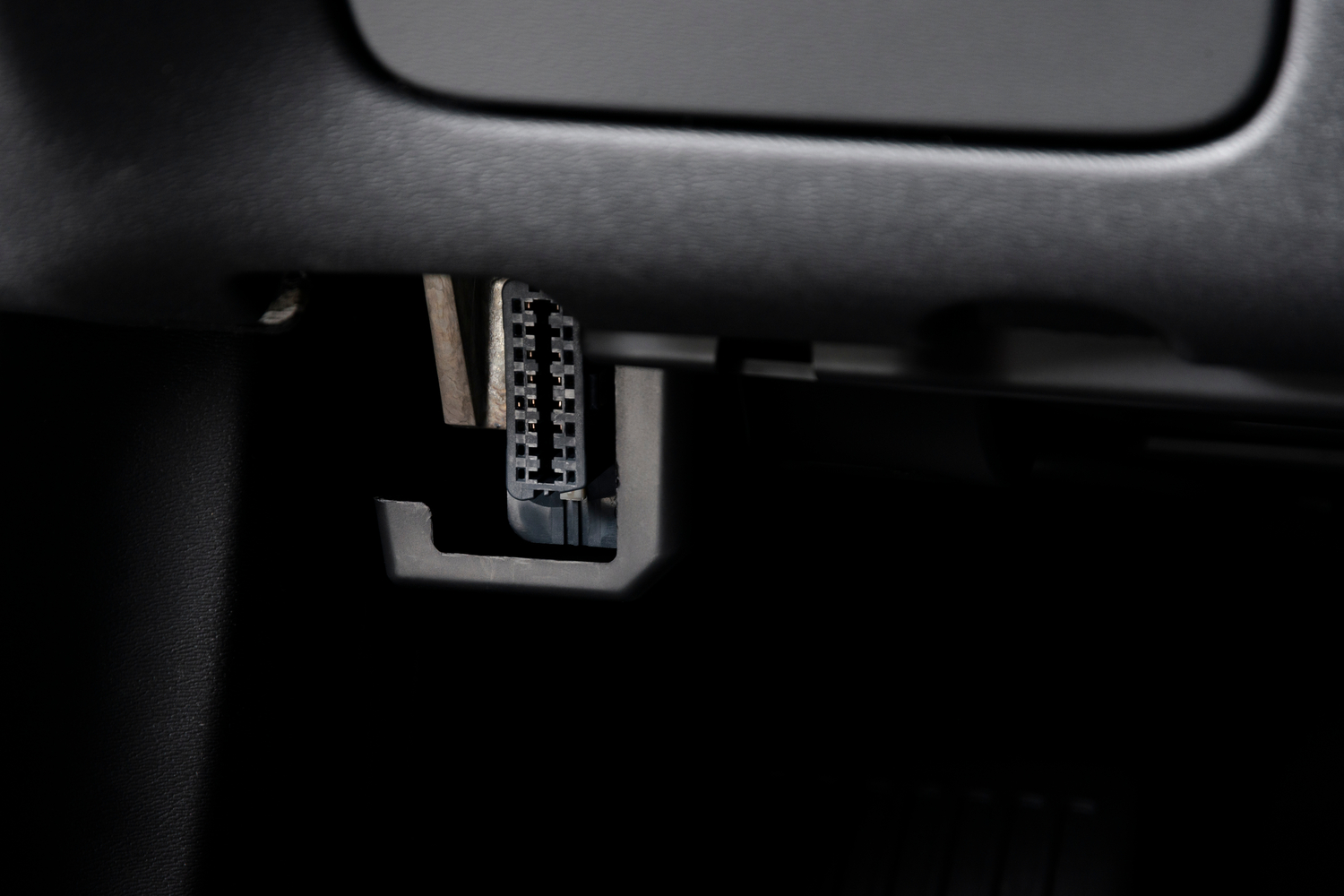 OBD-uttag under instrumentpanelen i en bil
