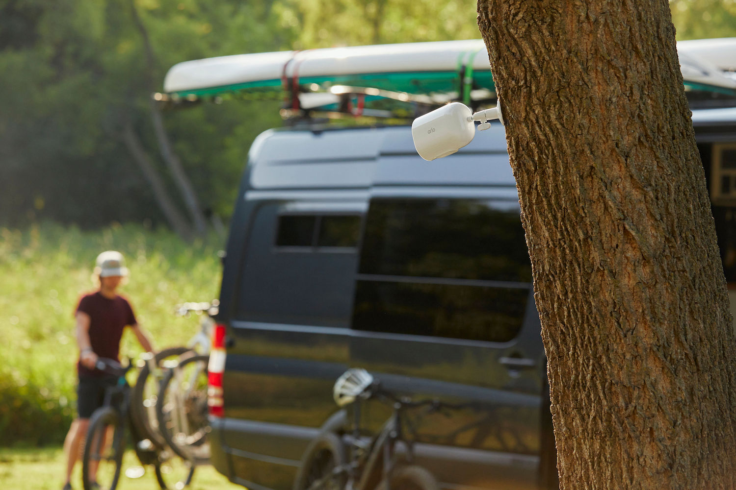 Arlo Go 2 overvåkningskamera holder et øye med campingplassen.
