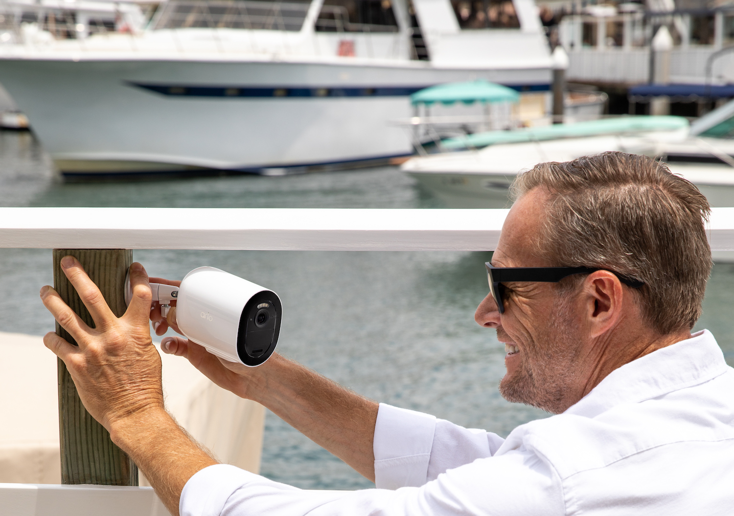 Arlo Go asennetaan satamaan veneen valvontaa varten.
