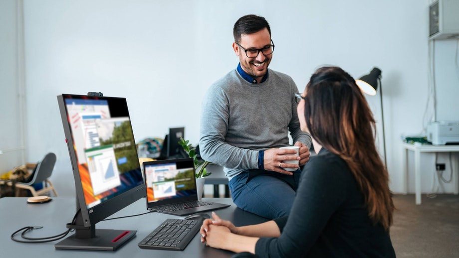En bærbar pc koblet til en ekstern dataskjerm.