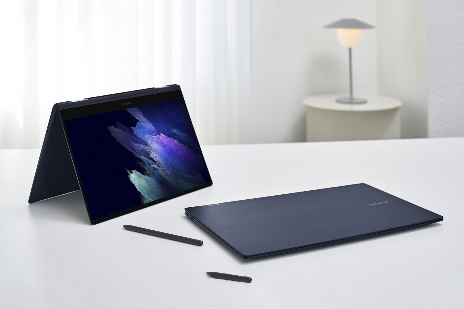 Samsung Galaxy Book Pro 360 med den tilhørende pen.