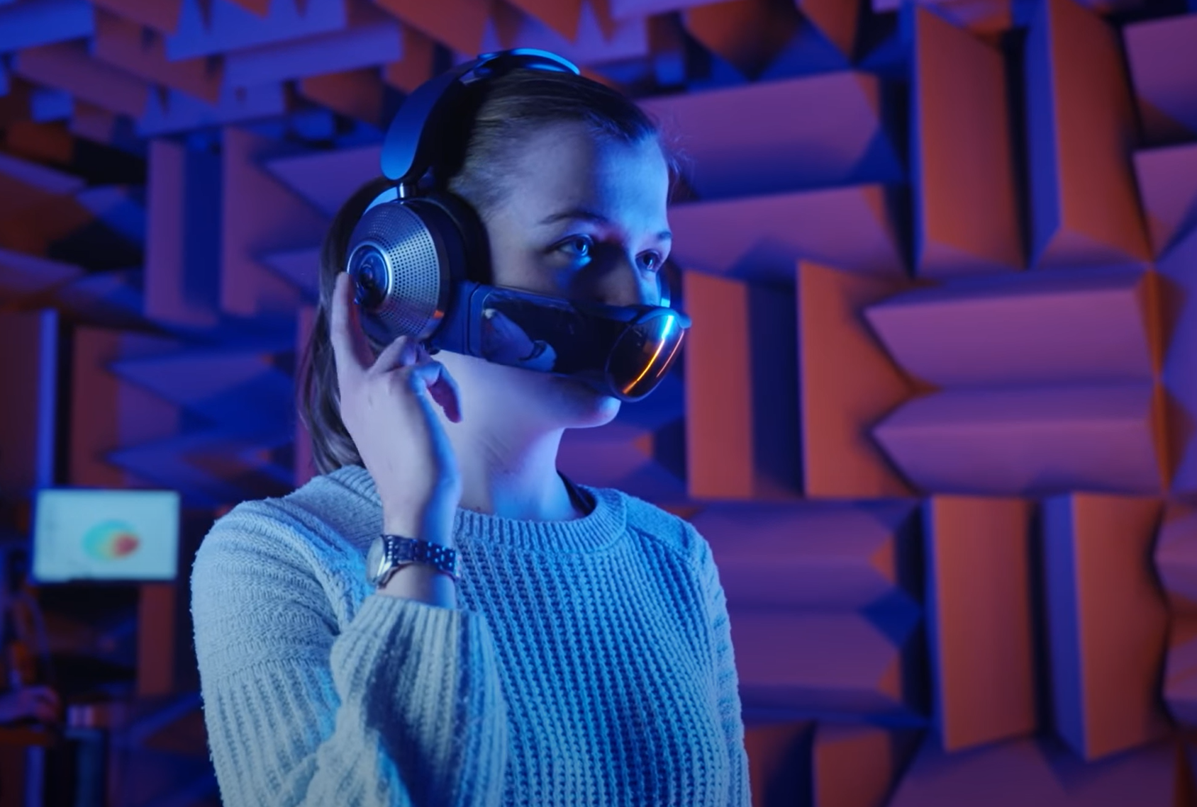 Tyttö, jonka päässä on Dyson Zone -kuulokkeet