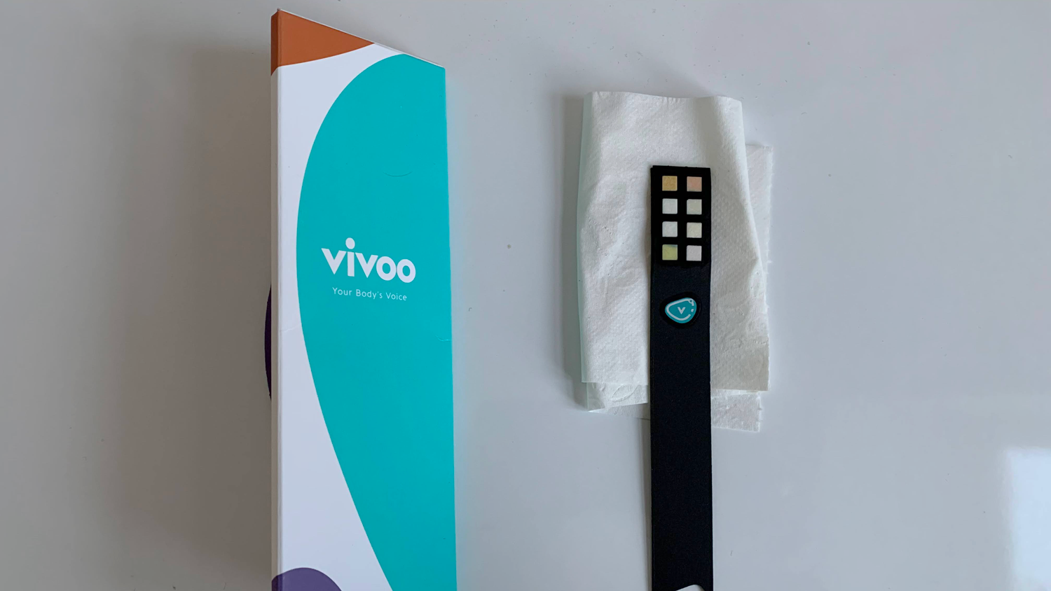 Testremsan efter urinprov, redo för avläsning med hjälp av en speciell skannerfunktion i Vivoo-appen.