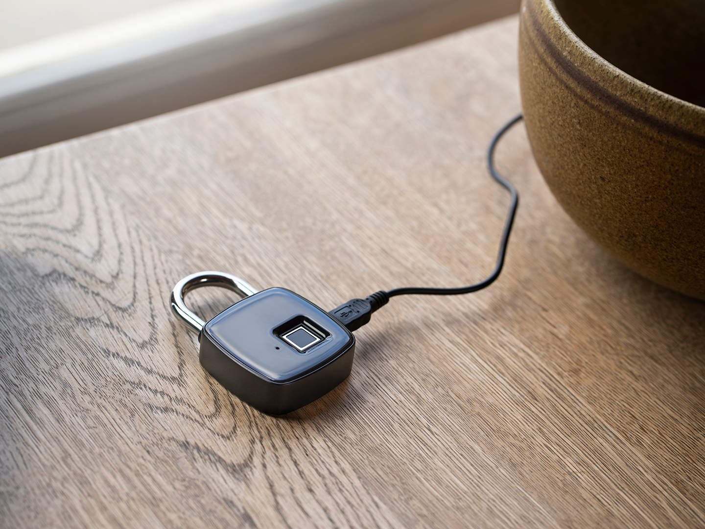 Hänglås med fingeravtrycksläsare laddas med USB.