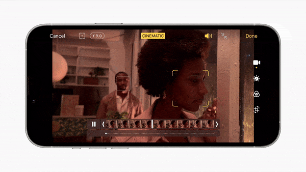 Kun kuvaat videota uudella iPhone 13:lla ja vaihdat tarkennusta etuosan ja taustan välillä, se käy aiempaa tyylikkäämmin ja elokuvamaisemmin