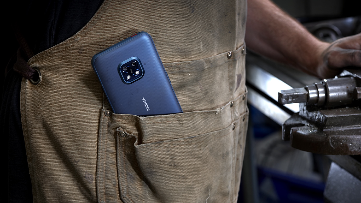 Lisa Zimouche, verdensmester i fotballtriksing, trikser med den nye Nokia-telefonen.