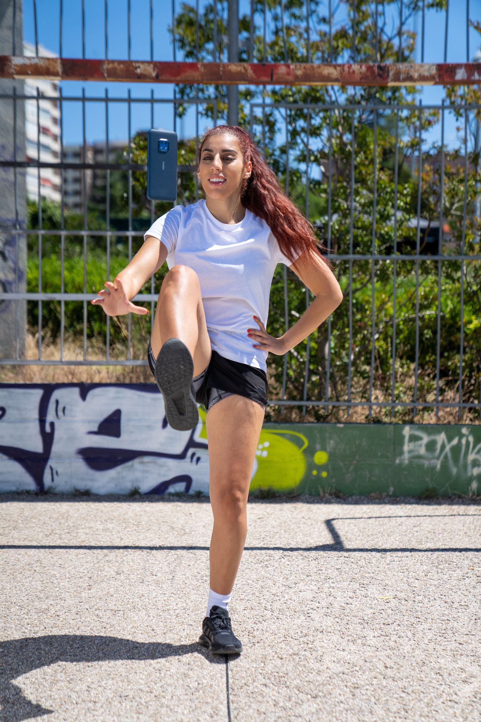 Lisa Zimouche pompottelee Nokia XR20 -puhelinta