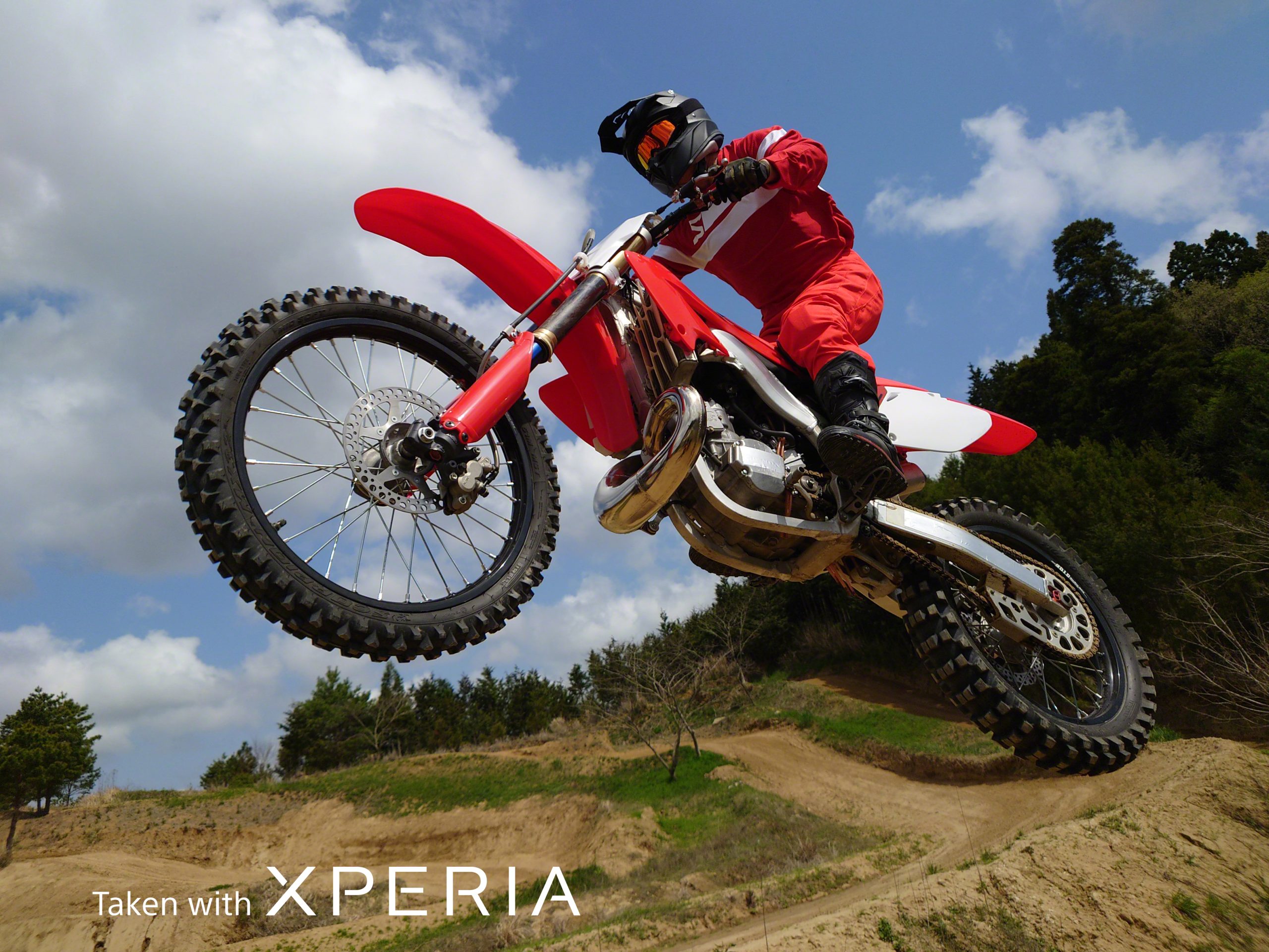 Det indbyggede kamera har fast tracking, der hjælper med at tage skarpere billeder af motiver i bevægelse.