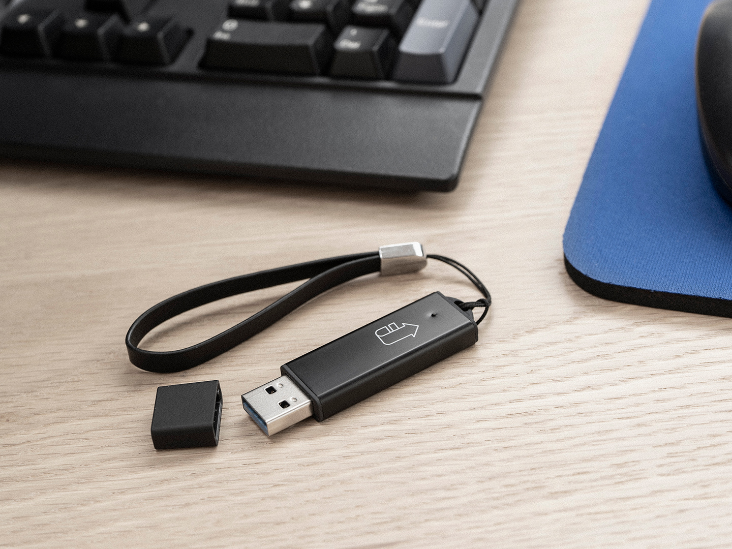 KotiMikron kätevällä usb-muistilla voit varmistaa helposti tärkeät tiedostosi – ja ottaa ne yhtä helposti mukaan.
