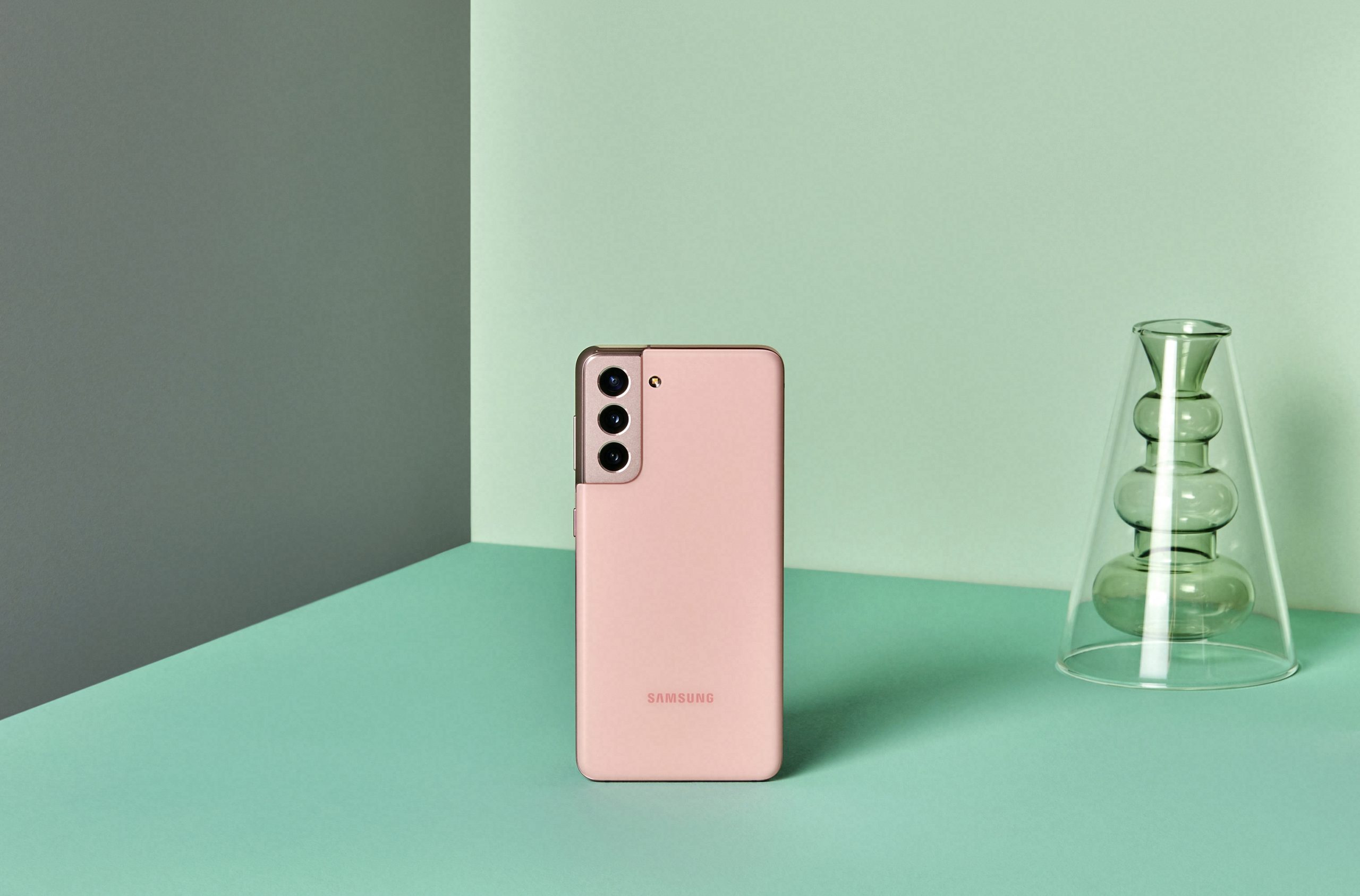 Der sidder et kameramodul med tre linser på bagsiden af Galaxy S21.