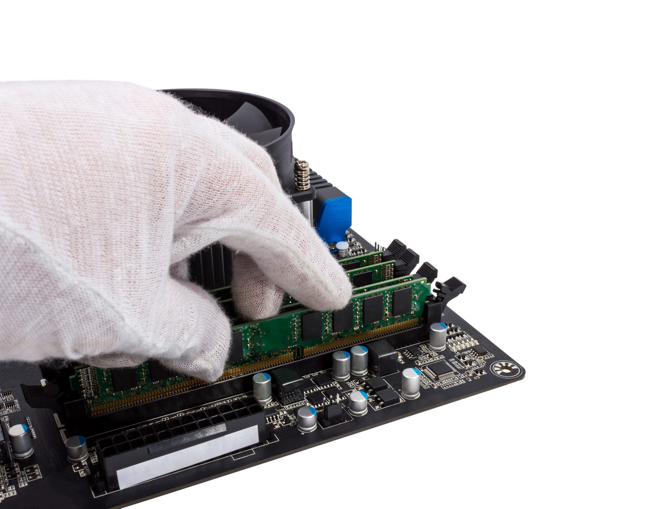 Det er lett å installere mer RAM i pc-en.