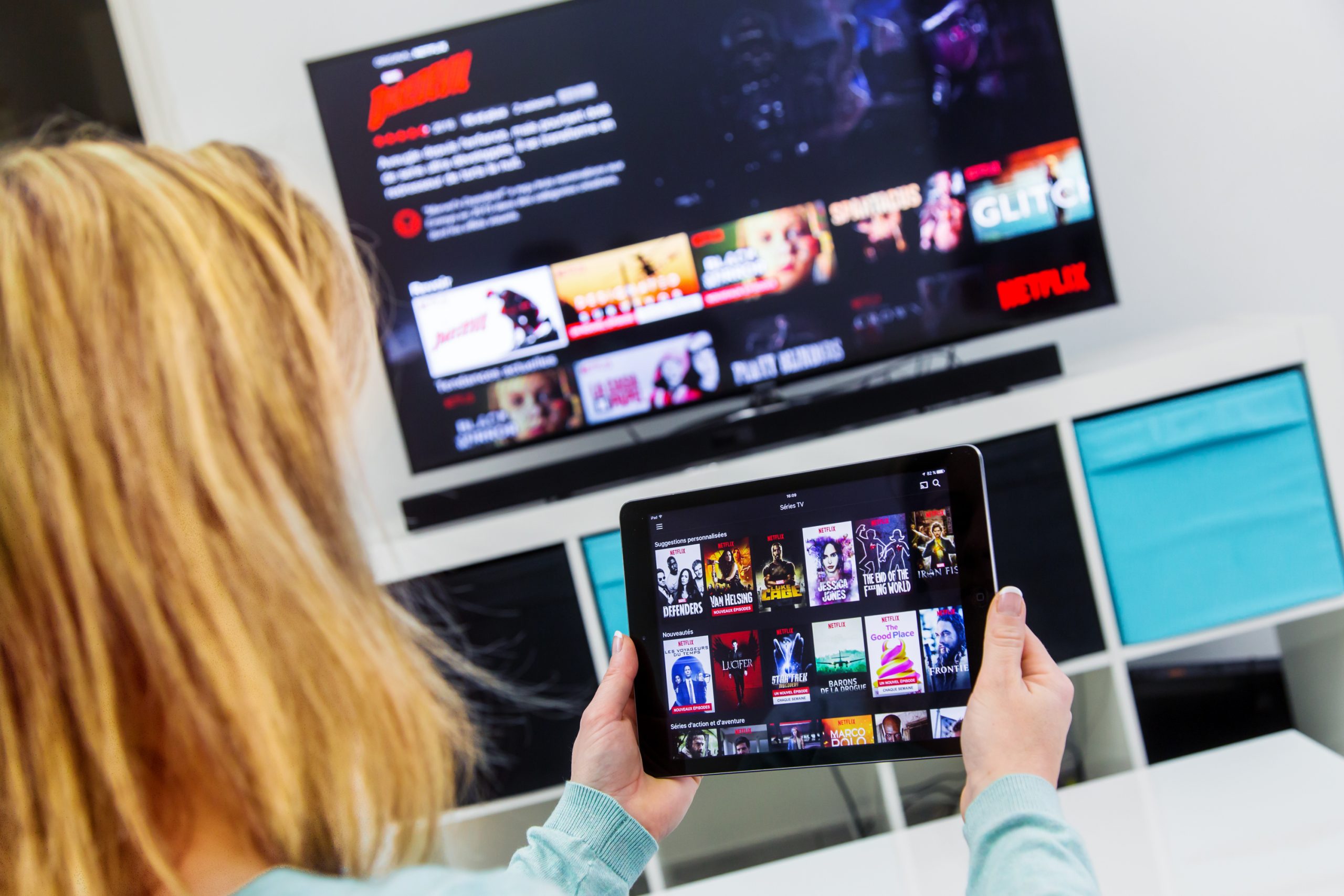 Henkilö katsoo Netflixiä tv:stä Chromecastin avulla