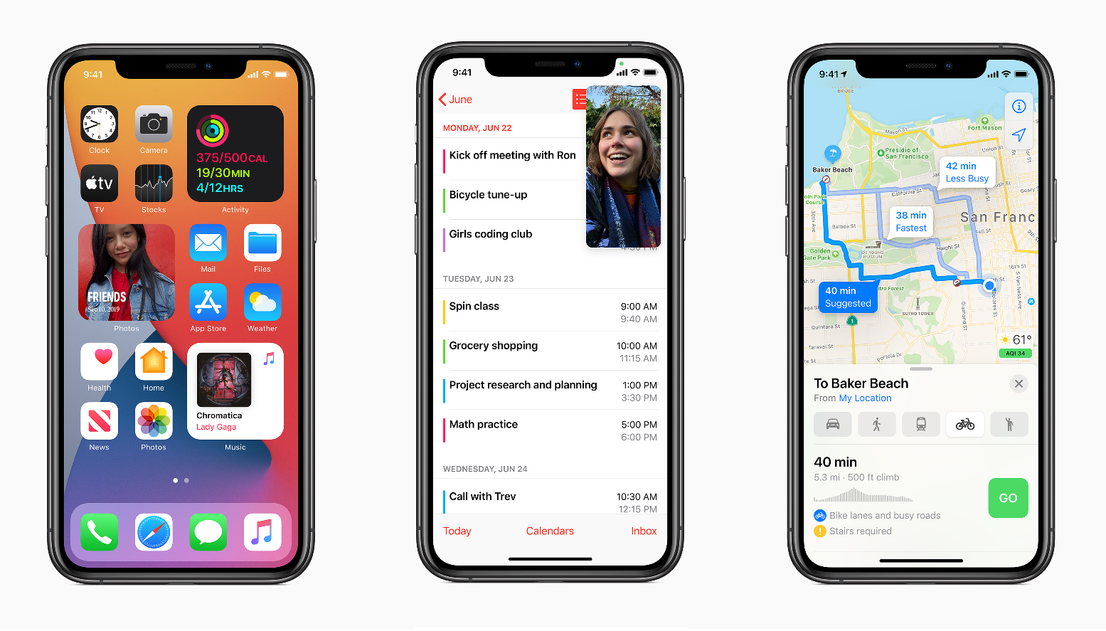Kolme iPhone 11 puhelinta. Yhden ruudulla widgetit, toisessa kuva kuvassa ja kolmannessa Applen Kartat.