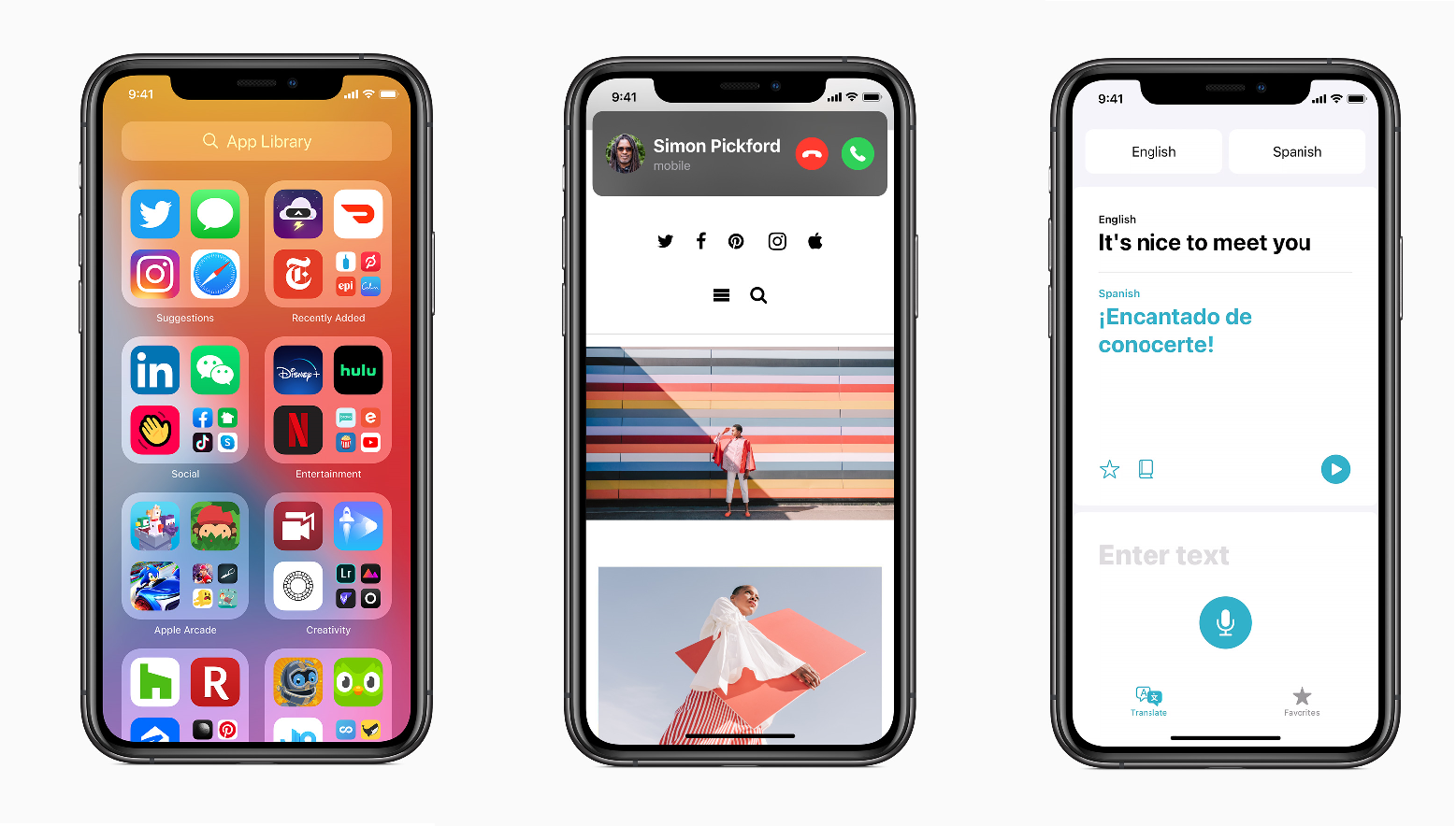 Kolme iPhone 11 puhelinta. Yhden ruudulla sovelluskirjasto, toisessa puhelu ja kolmannessa konekääntäjä.