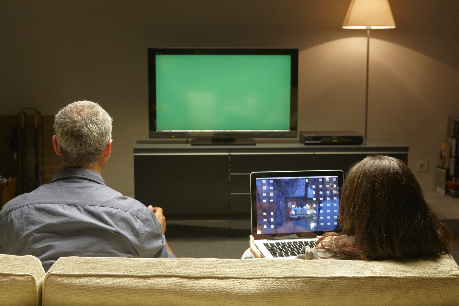 Tietokoneen näytön saa näkymään tv-ruudulla Chromecastilla, hdmi-liitännän, usb-liitännän tai lähiverkon kautta.