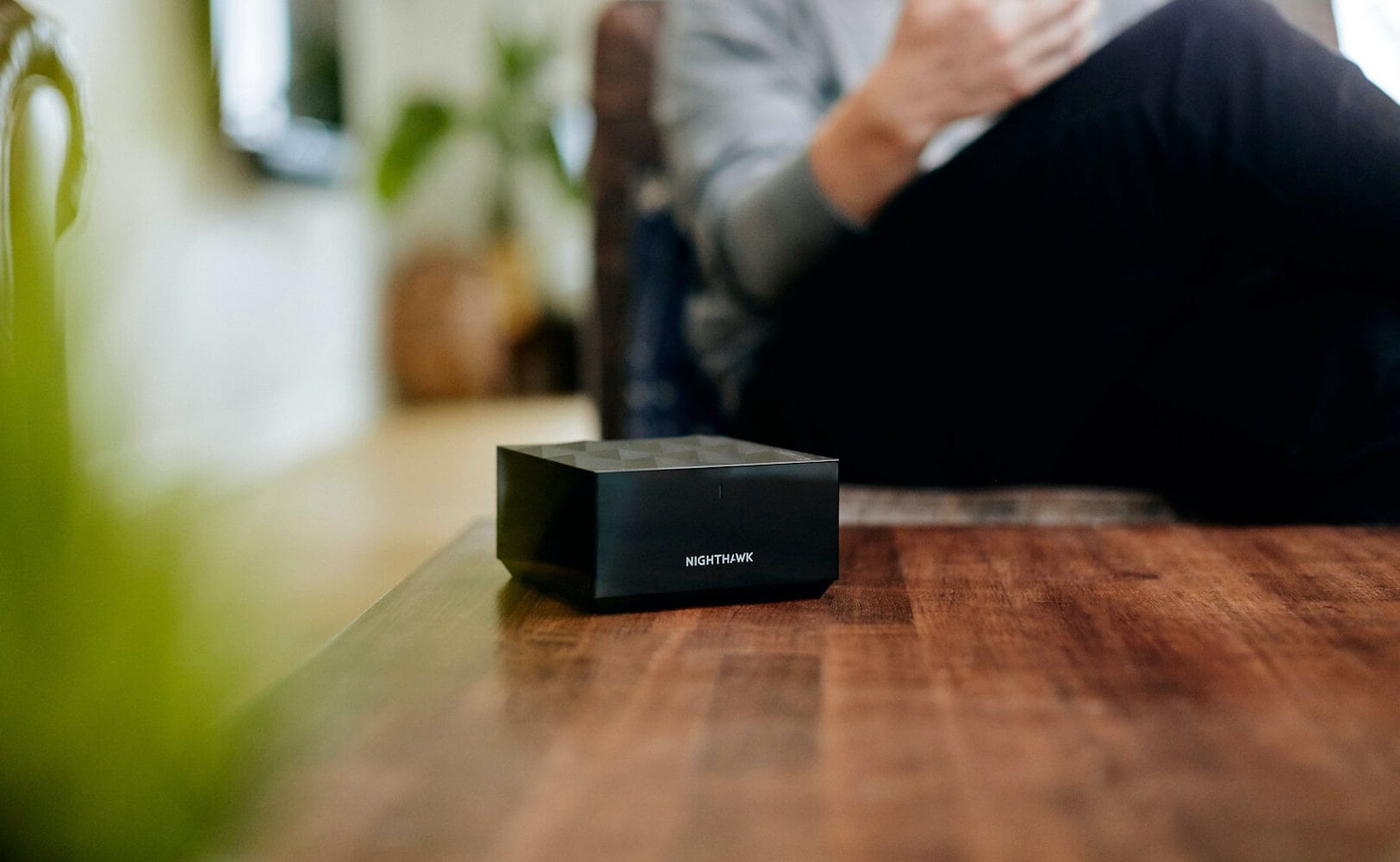 Satellit-enheden er så lille og diskret, at du kan stille den frit fremme.