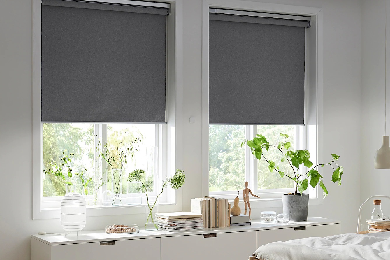 Pimentävä rullaverho Fyrtur kuuluu Ikean älykkään asumisen Home Smart -tuotteisiin.