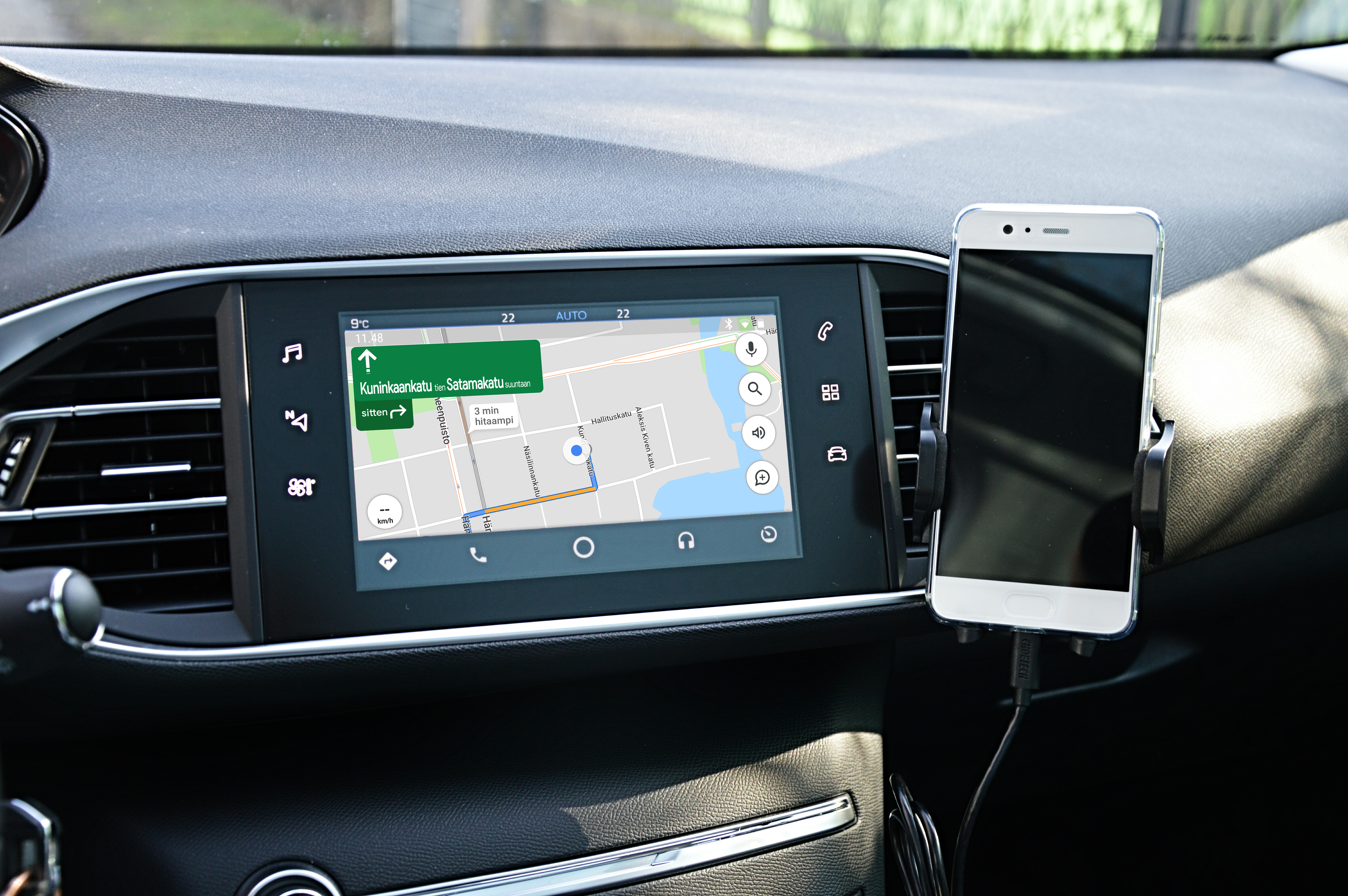 Android Auto sovellus yhdistettynä autoon