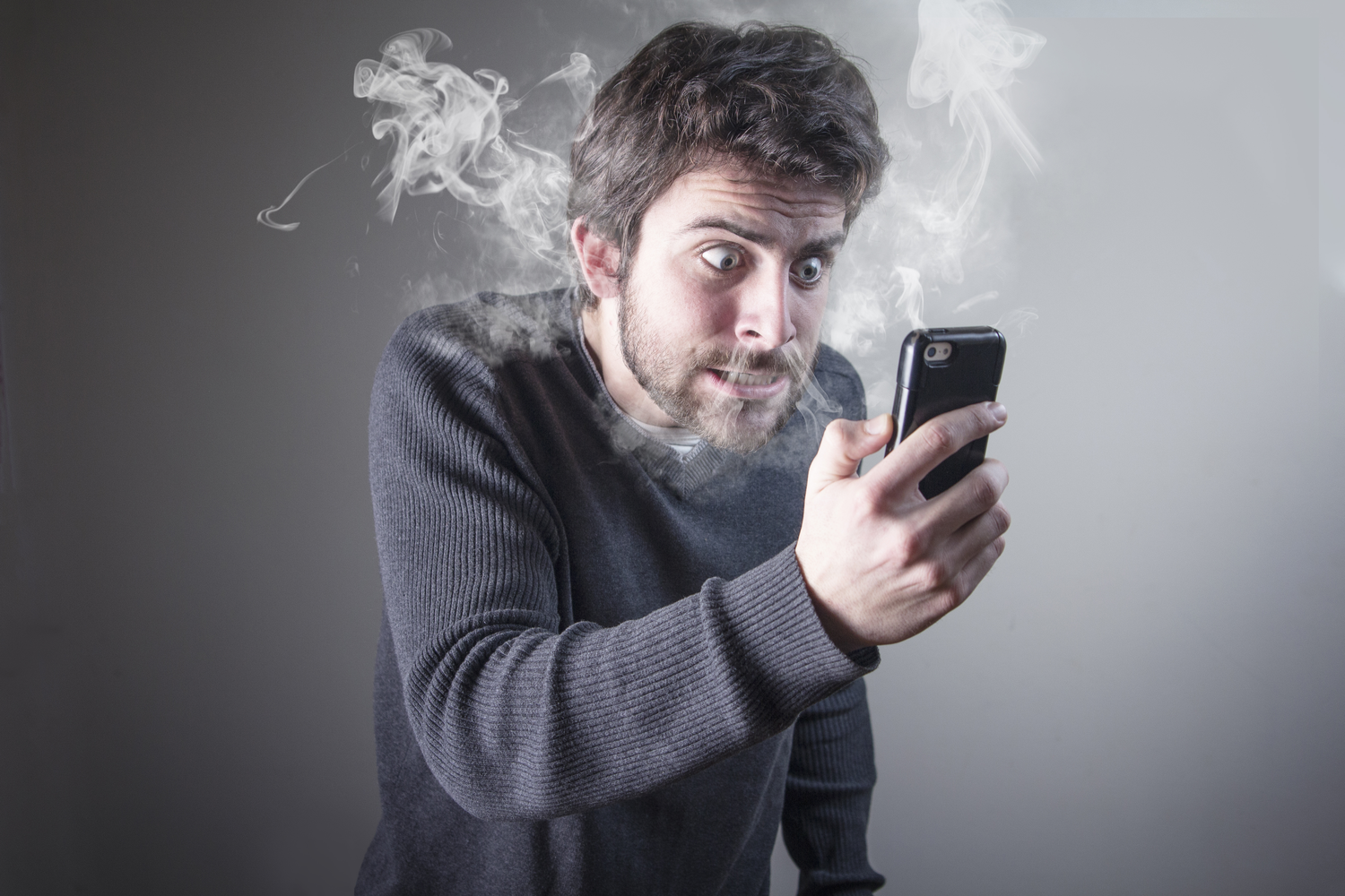 Han är irriterad över alla aviseringar i mobiltelefonen.