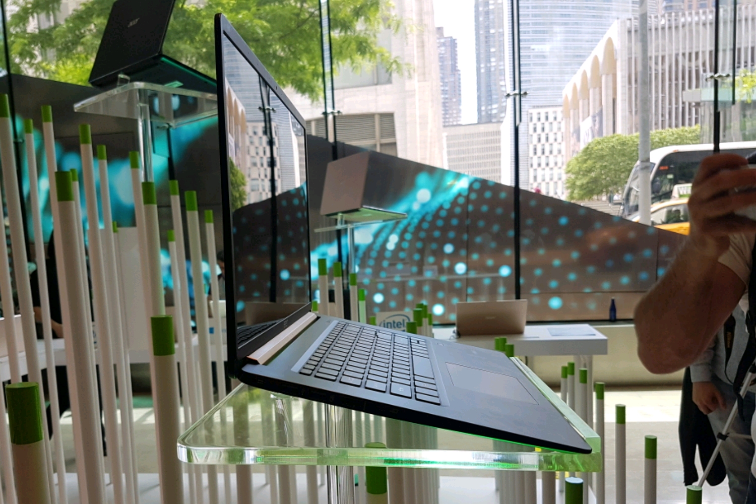 Maailman kevyin 15,6-tuumainen kannettava tietokone