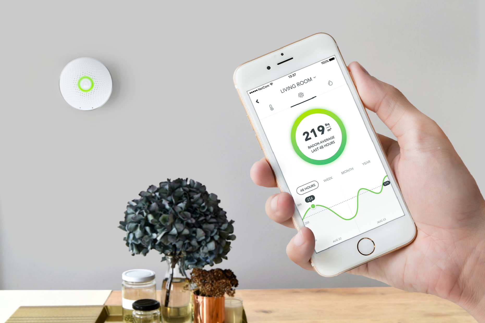 Airthings Wave mäter kontinuerligt radohalten.