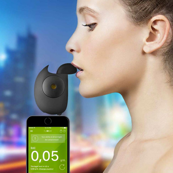 Floome er et smart alkometer som du kobler til smarttelefonen via hodetelefonutgangen.
