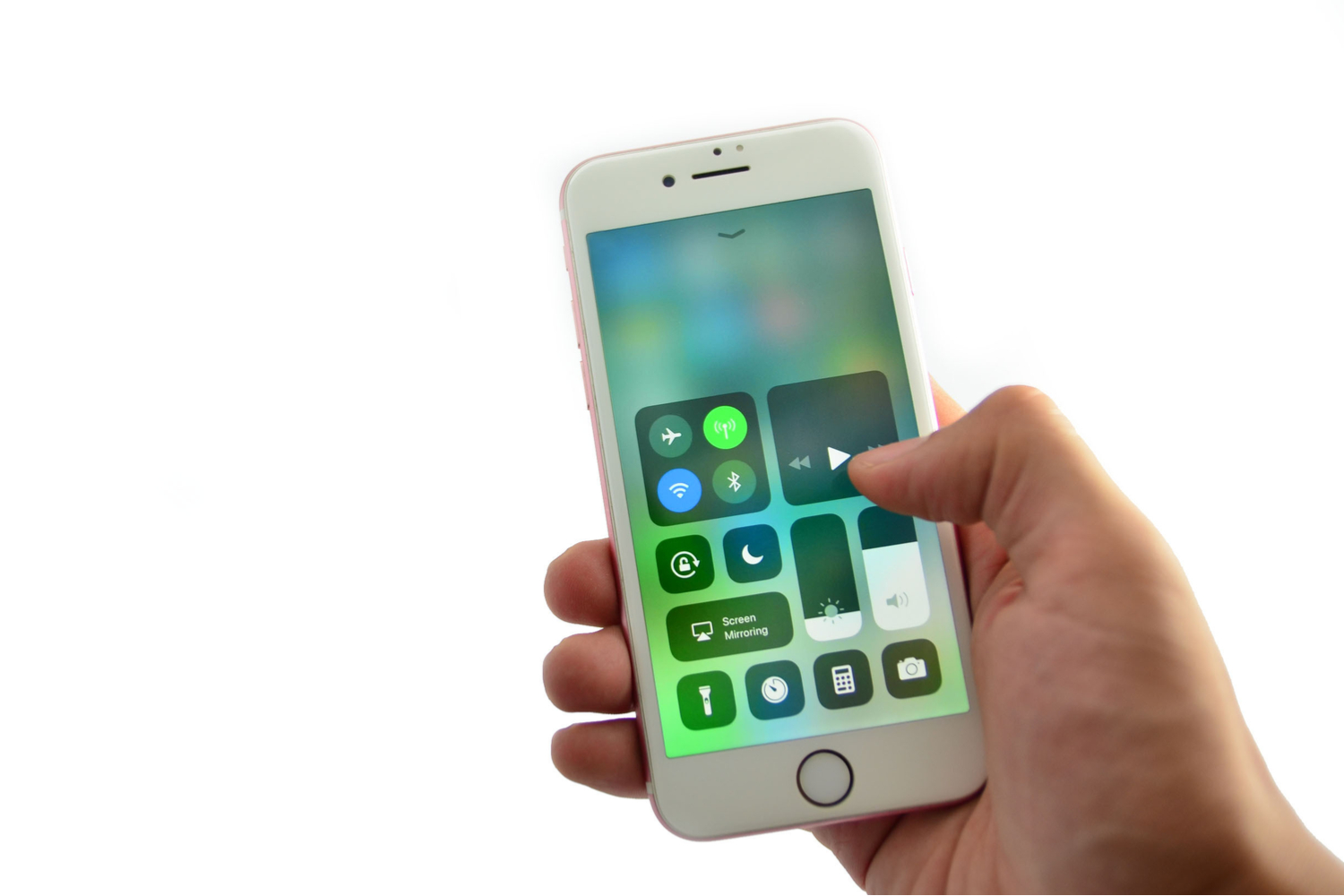 Det nya Kontrollcentret i iOS 11 är överskådligare och tydligare än tidigare, men det går inte att stänga av Wi-Fi eller Bluetooth där även om det ser ut så.