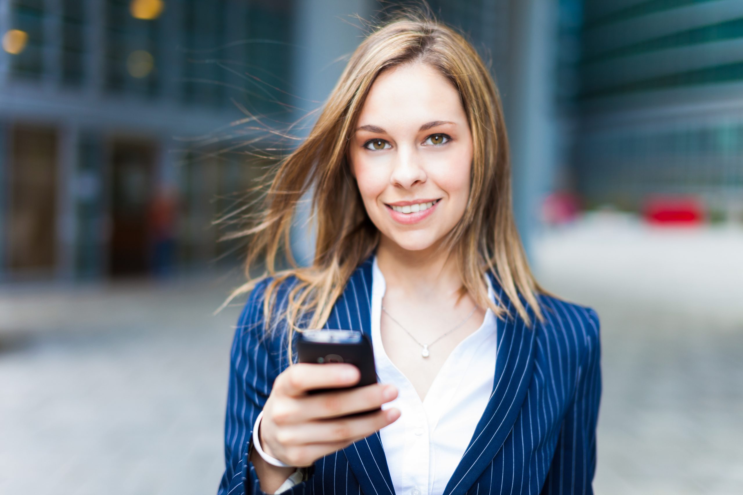 Nainen puhelin kädessä