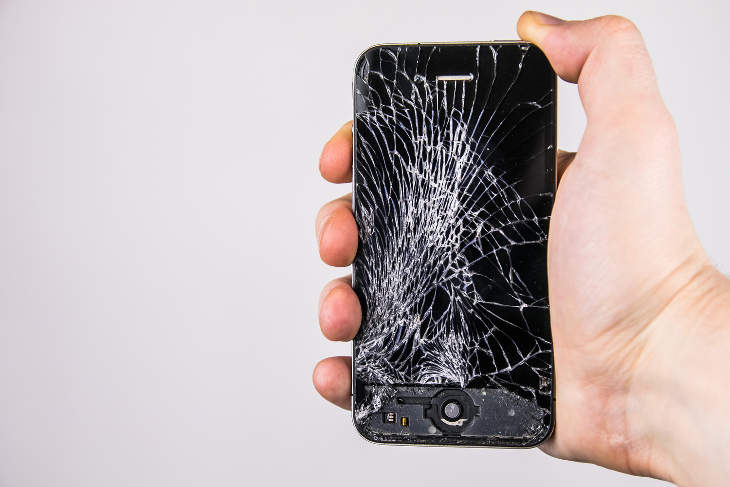 iPhone med ødelagt skjerm.