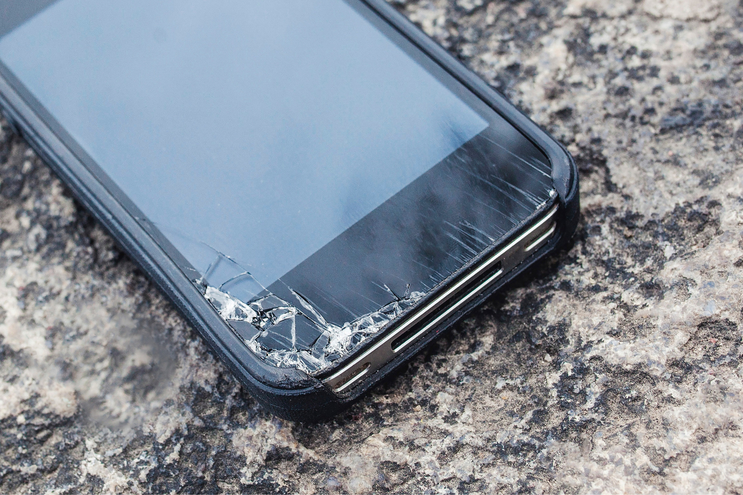 Skjermen ryker lett hvis du mister du telefonen i bakken.