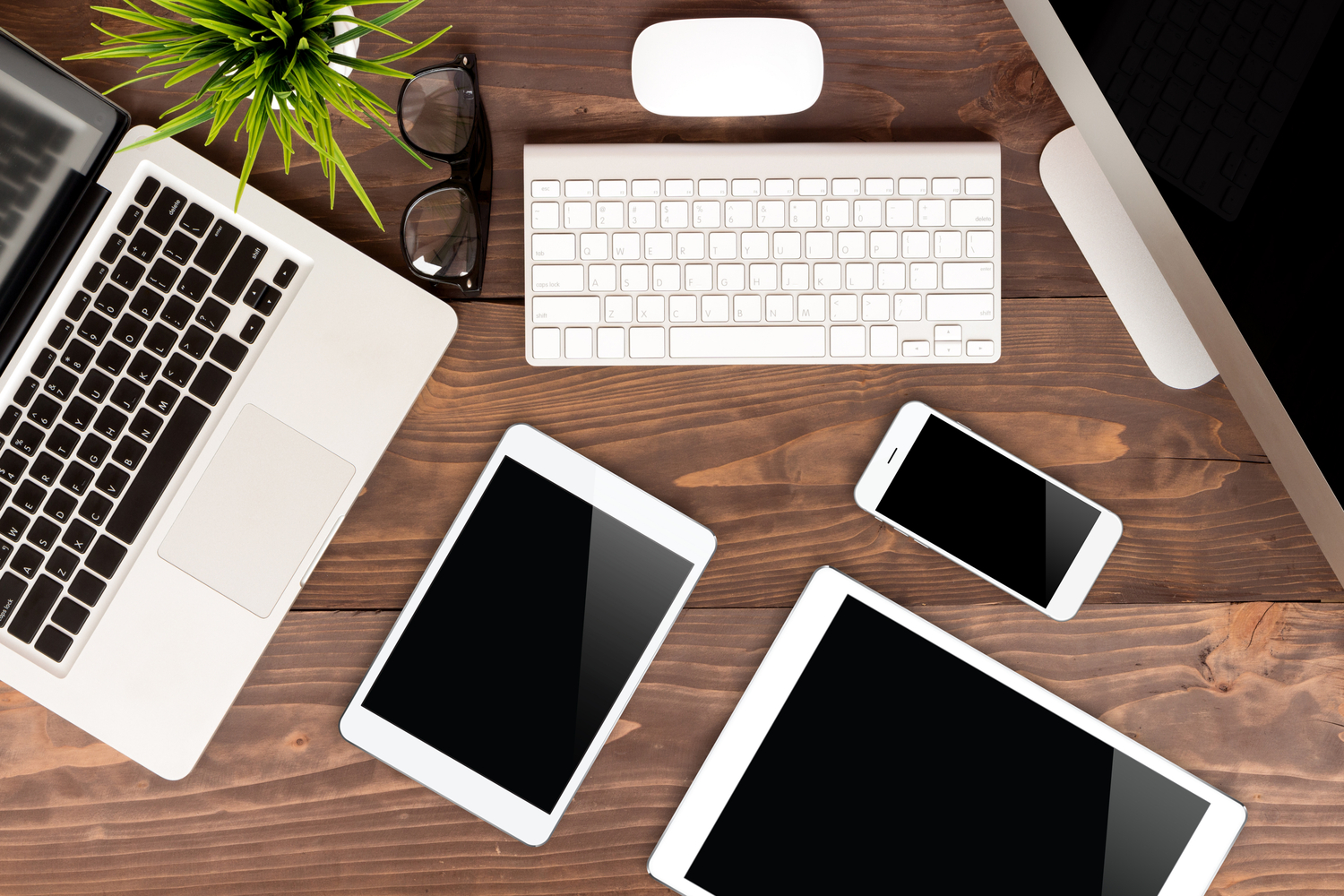 Applen laitteita pöydällä
