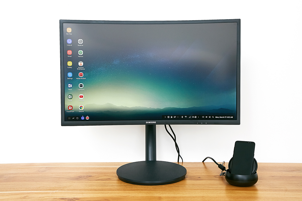 Galaxy S8 yhdistettynä näyttöön Samsung DeX -telakalla.
