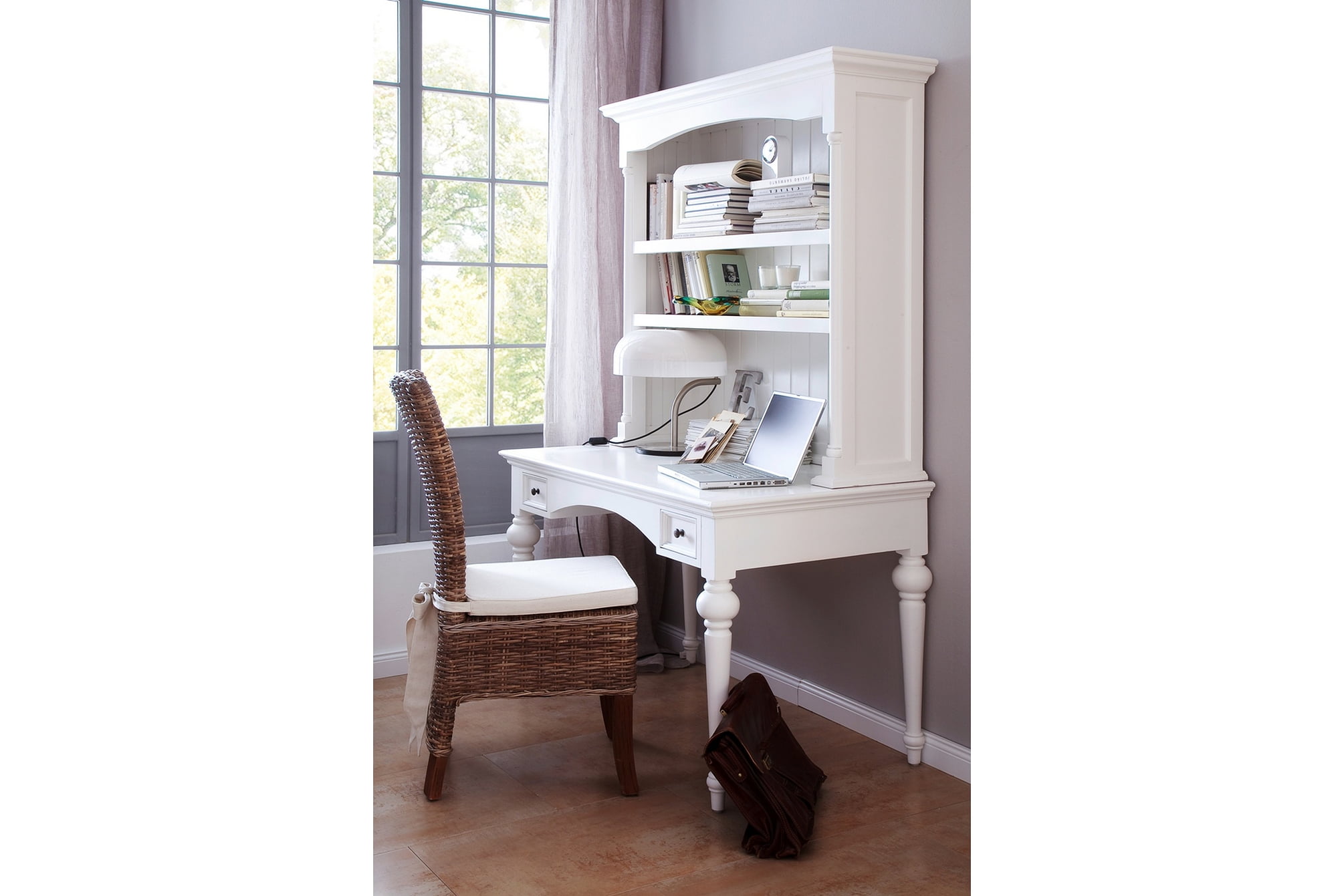 Varför inte ha en sekretär som skrivbord? Låt arbetsplatsen lyfta inredningen. På bilden sekretären Provence från Chilli.se