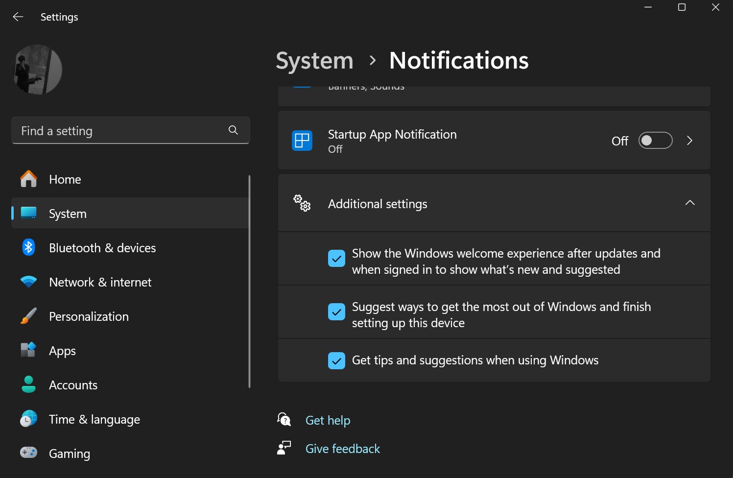 Du kan undvika dessa och framtida rekommendationer och förslag genom att ta bort bockarna under System och Aviseringar i Windows-inställningarna.