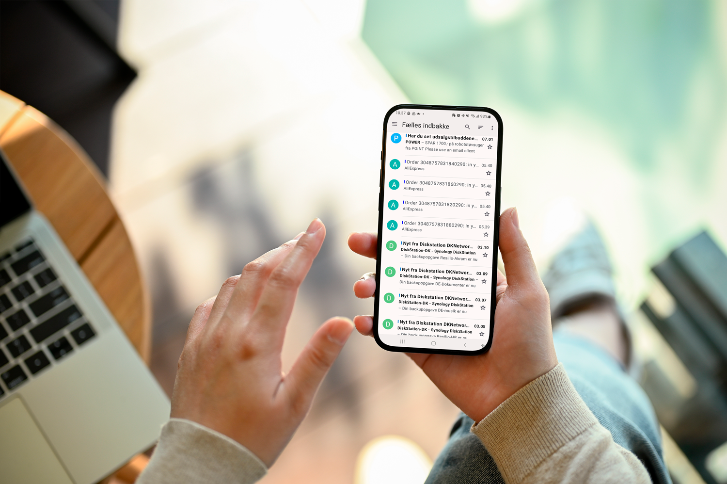 Thunderbird-app’en samler alle dine mails i en fælles indbakke, så du kun behøver læse dine mails ét sted.