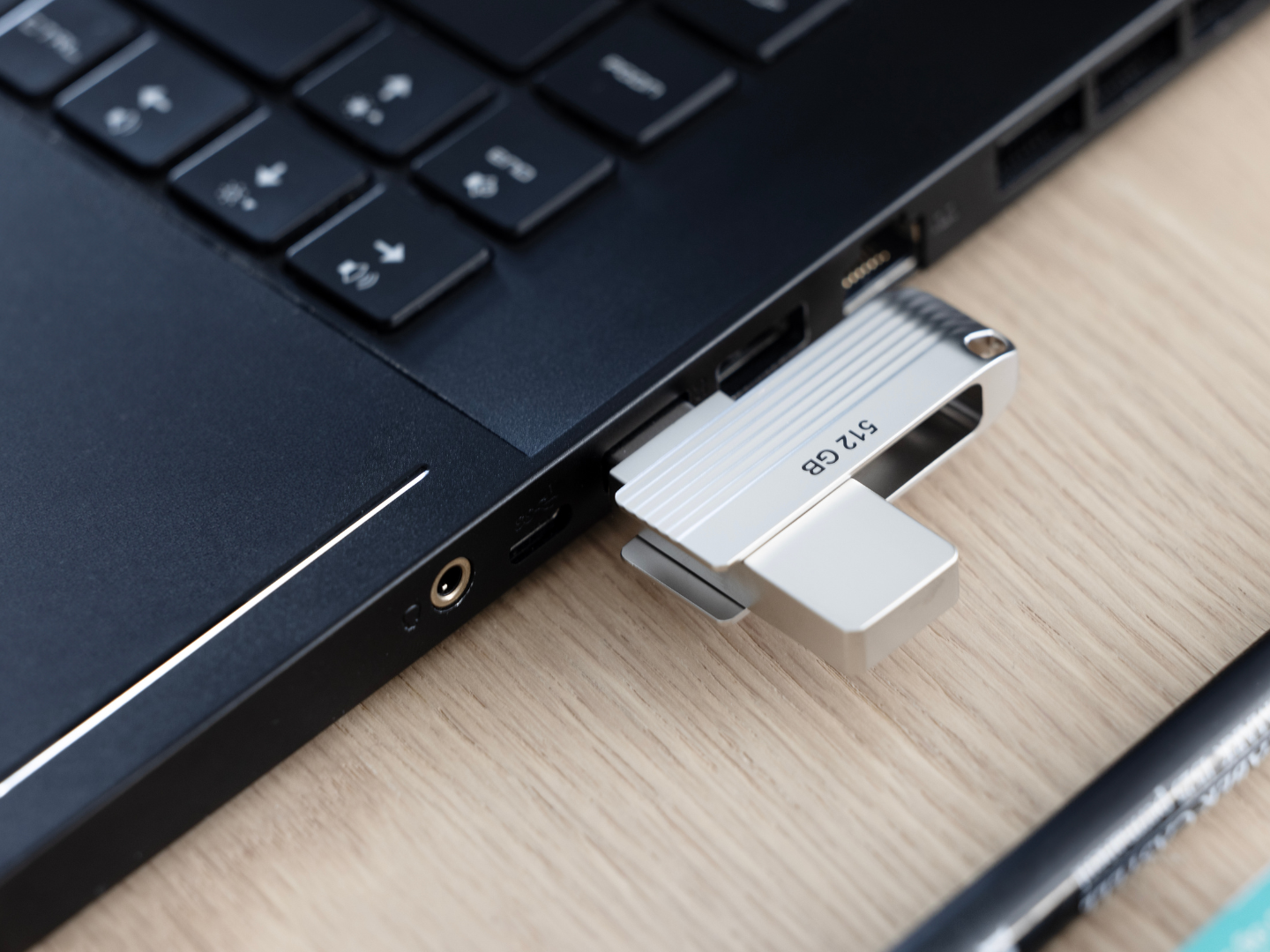 USB-minne med programvara för säkerhetskopiering