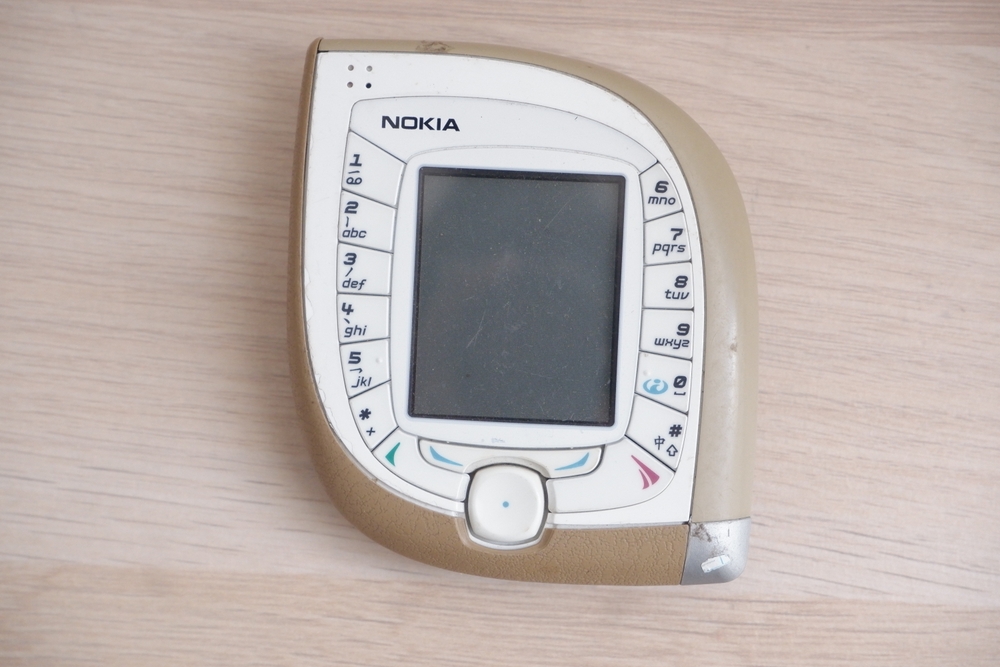 Nokia 7600 havde et uniks bladformet design.