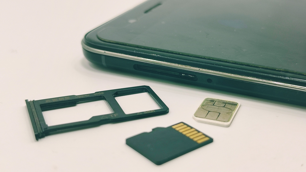 Sim-kort og microSD-kort til mobiltelefon