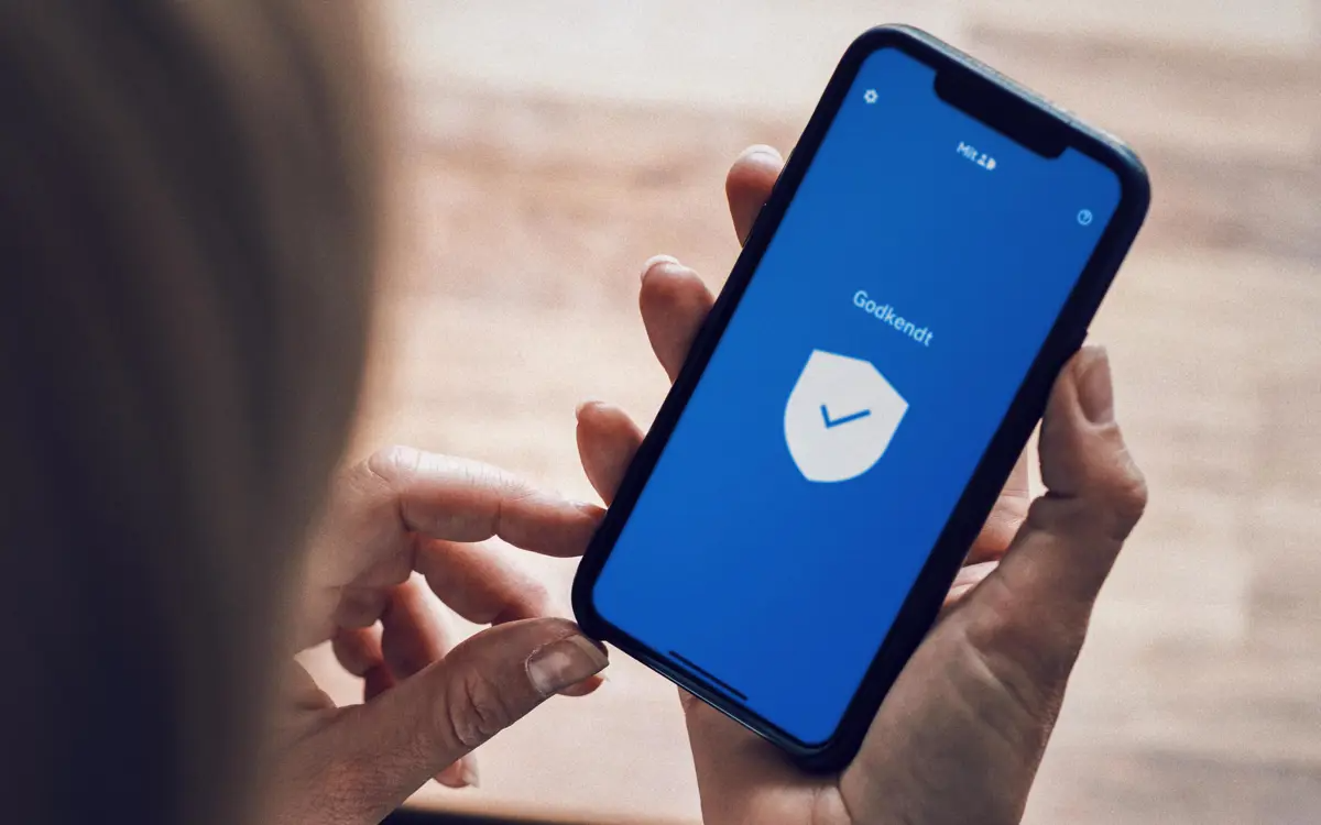 En kvinde benytter MitID-app'en på sin telefon