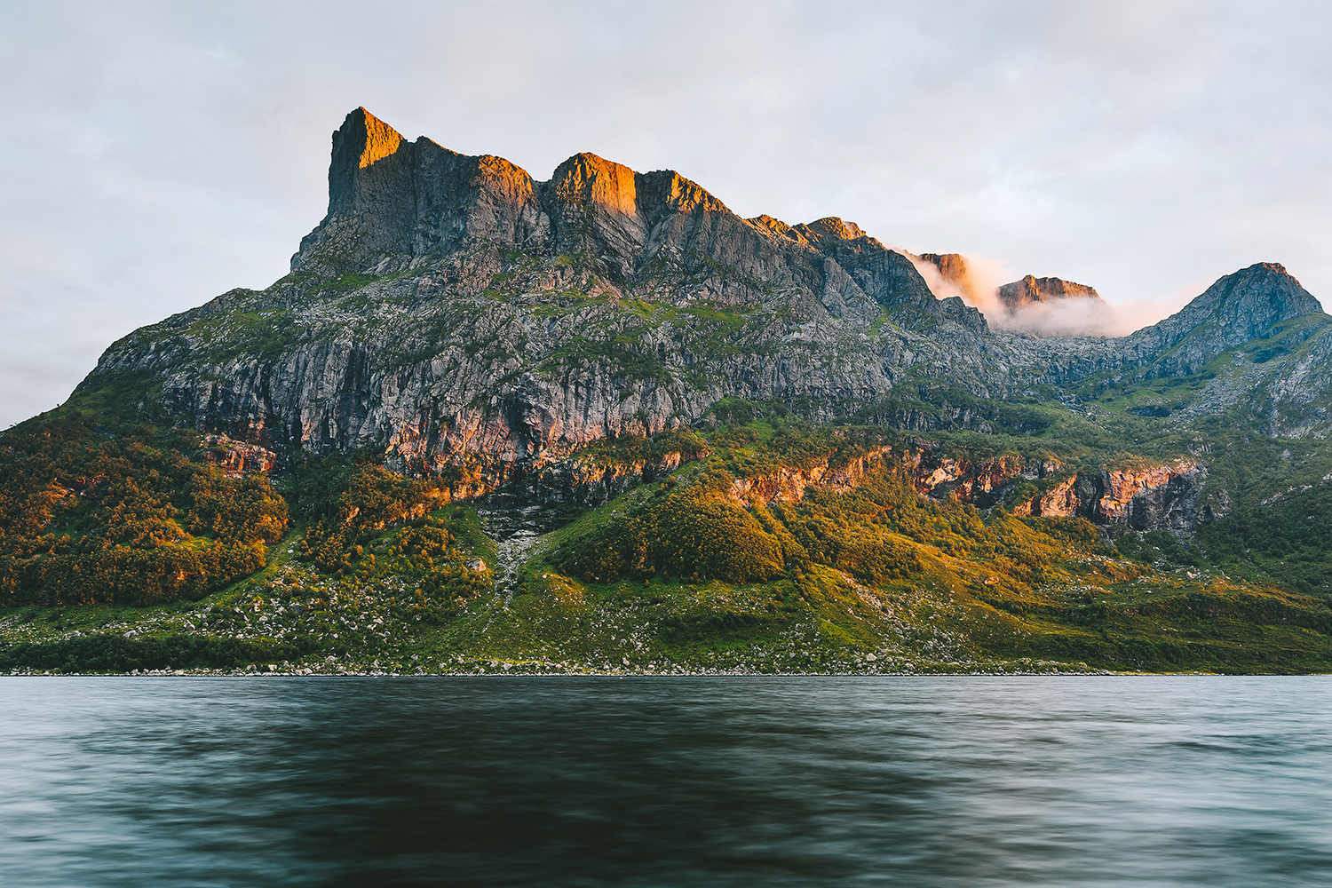 Her ses klippen Hornelen ved Bremanger
