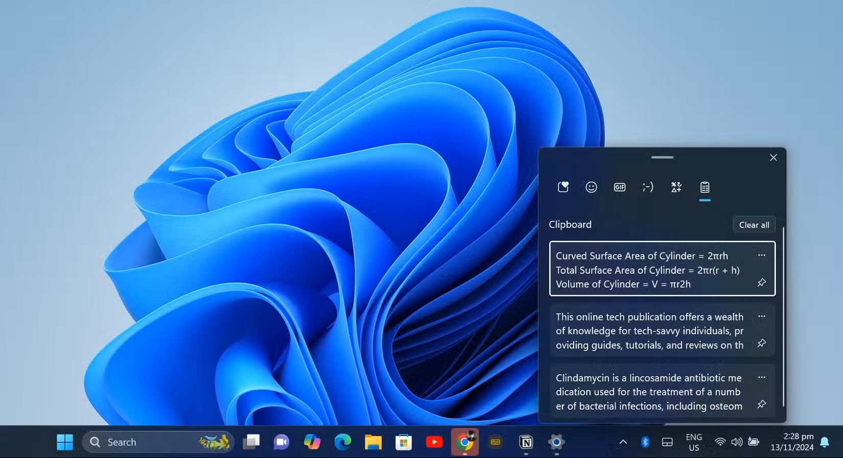 Trykk på Windows-tast + V for å åpne utklippshistorikken, som inneholder en oversikt over elementene du har kopiert. Deretter klikker du på Slå på for å aktivere funksjonen. Nå lagres alt du kopierer med Ctrl + C i Windows-kontoen, og dermed kan elementene enkelt limes inn andre steder i dokumenter og på nettsider.