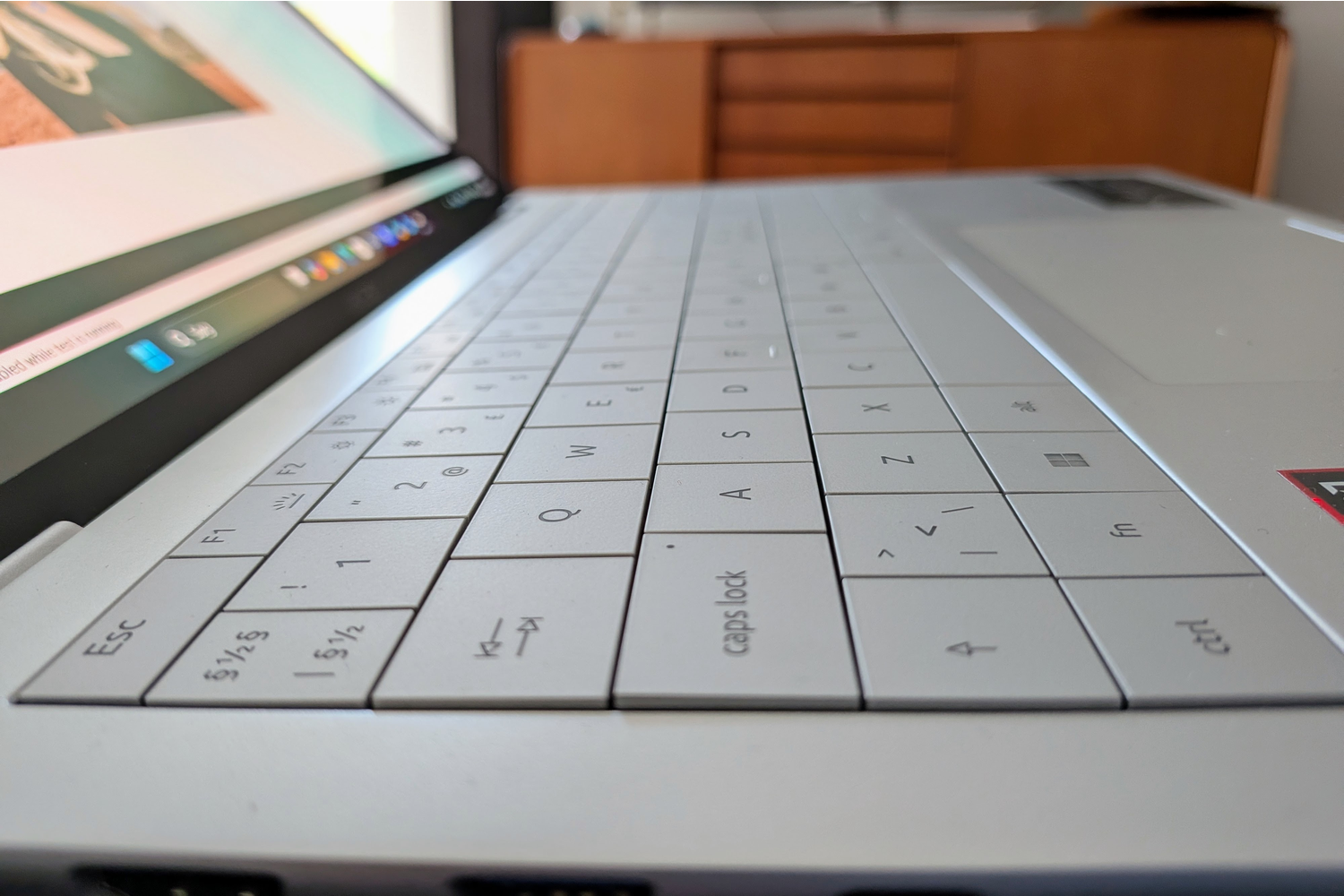 Test: Let Acer-pc med imponerende OLED-skærm | komputer.dk