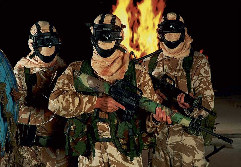 Special Air Service soldaterna på fotot bär utrustning för mörkerseende