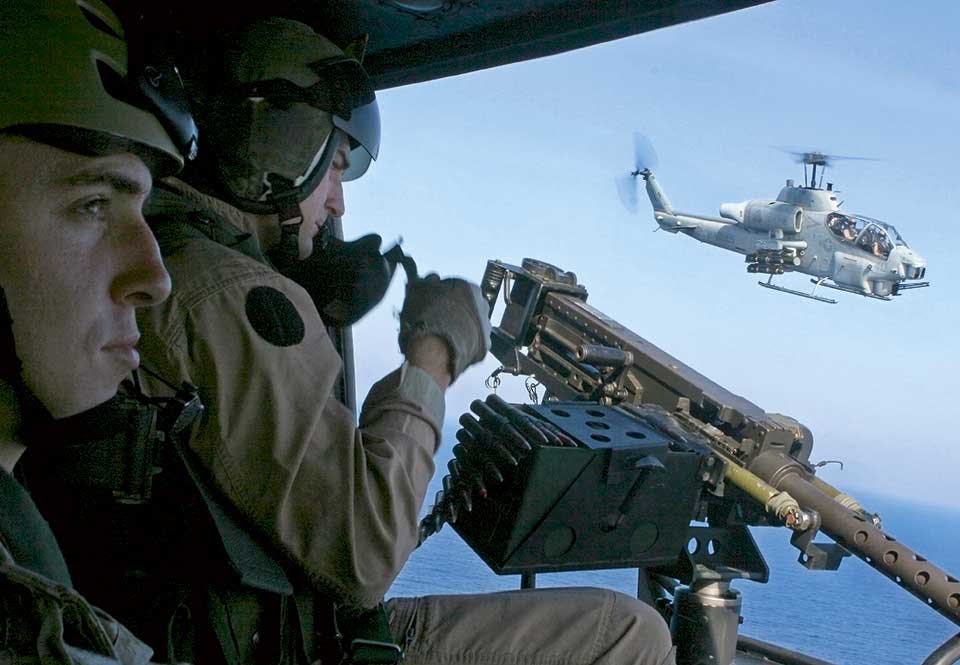 Två amerikanska helikoptrar (den bortre en AH-1 Cobra